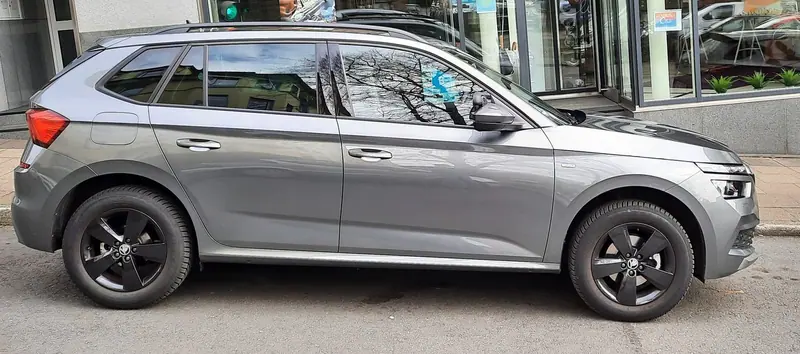 Der graue Skoda Kamiq der Fahrschule Steinhoff in Seitenansicht