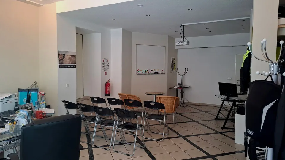 Der Theorieraum der Fahrschule Steinhoff mit Stuhlreihen, Whiteboard und Beamer